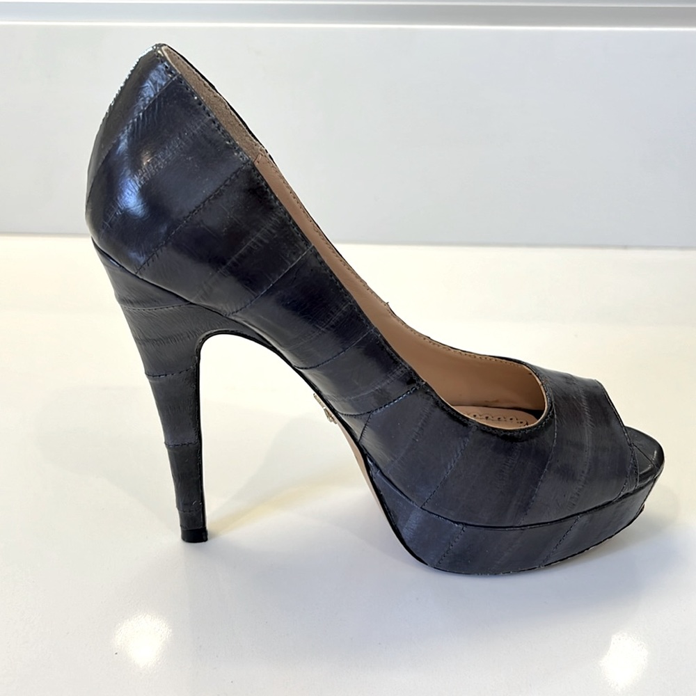 Pour La Victoire Angelie Grey Eel Peep Toe Pumps Sz 6